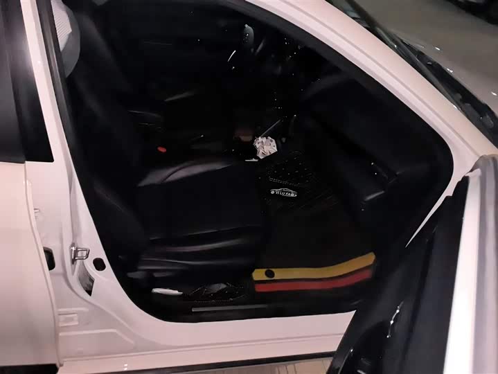 Фото 8 - Toyota Yaris L Hatchback