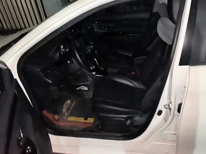 Фото 9 - Toyota Yaris L Hatchback