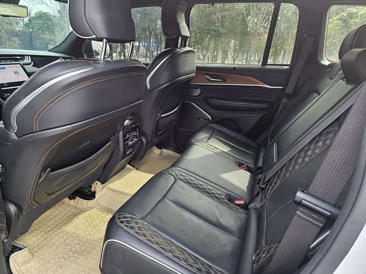 Photo 3 - Jeep Grand Cherokee Hybrid