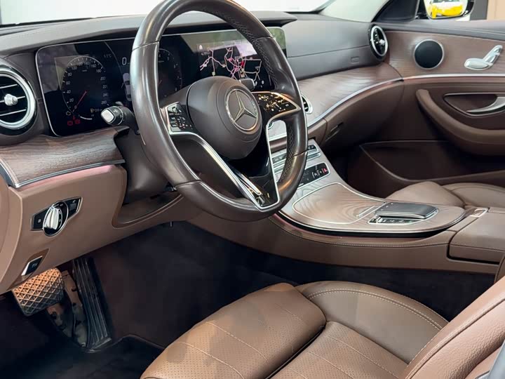 Фото 3 - Mercedes-Benz E-Class