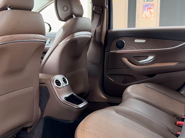 Фото 4 - Mercedes-Benz E-Class