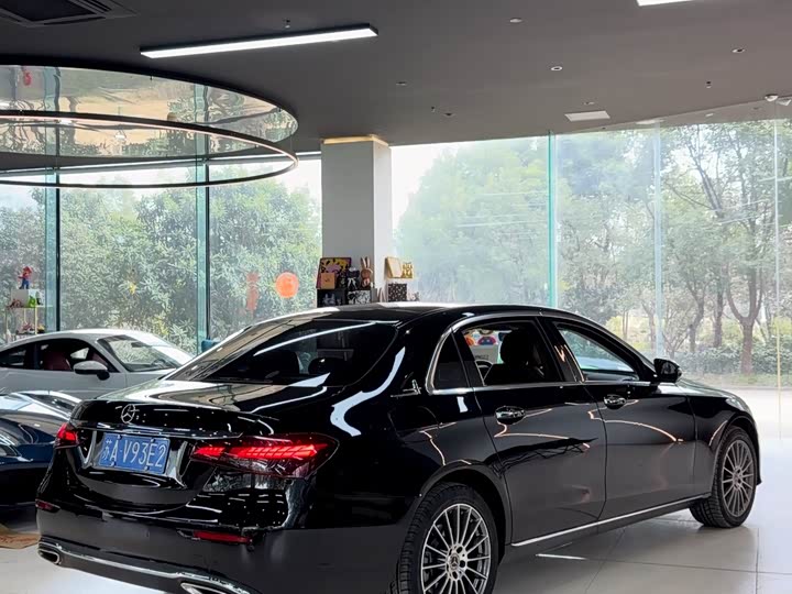 Фото 5 - Mercedes-Benz E-Class