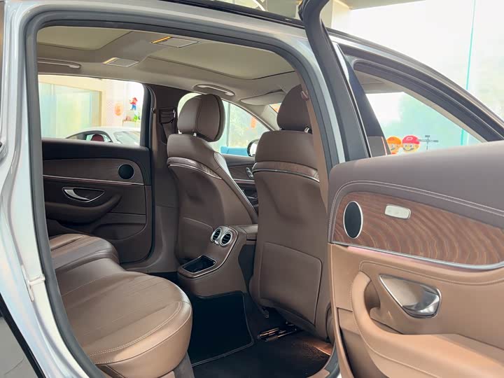 Фото 6 - Mercedes-Benz E-Class