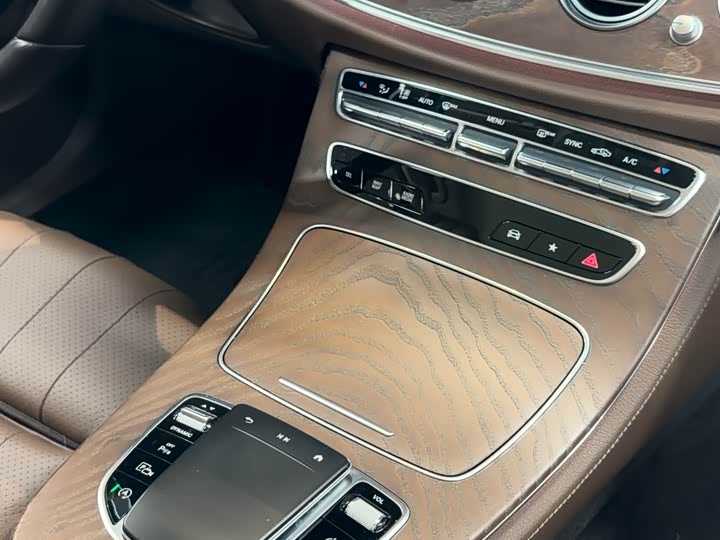 Фото 9 - Mercedes-Benz E-Class