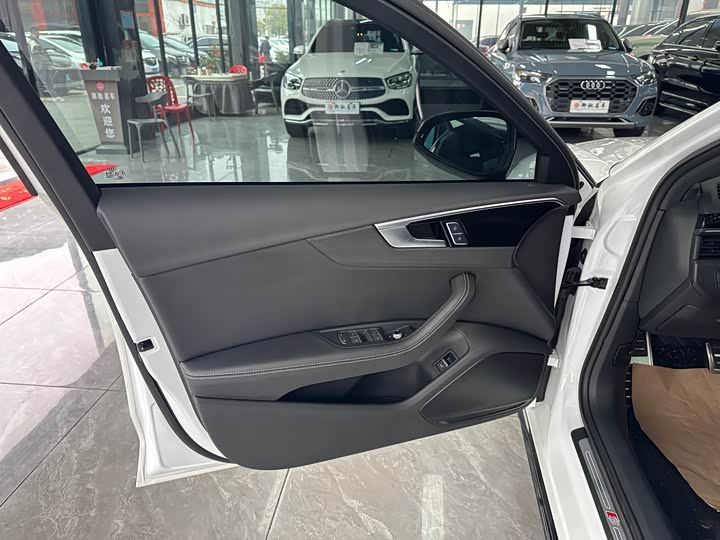 Фото 8 - Audi A4L