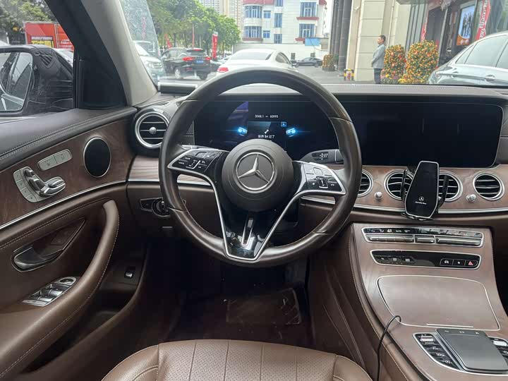Фото 4 - Mercedes-Benz E-Class