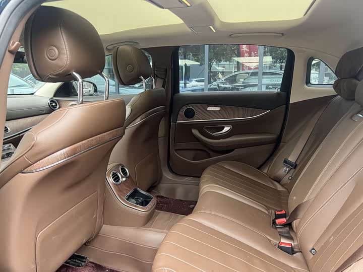 Фото 5 - Mercedes-Benz E-Class