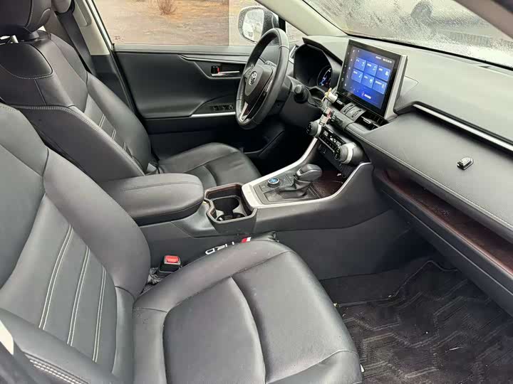 Фото 8 - Toyota RAV4