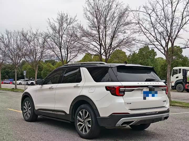 Photo 7 - Ford Explorer