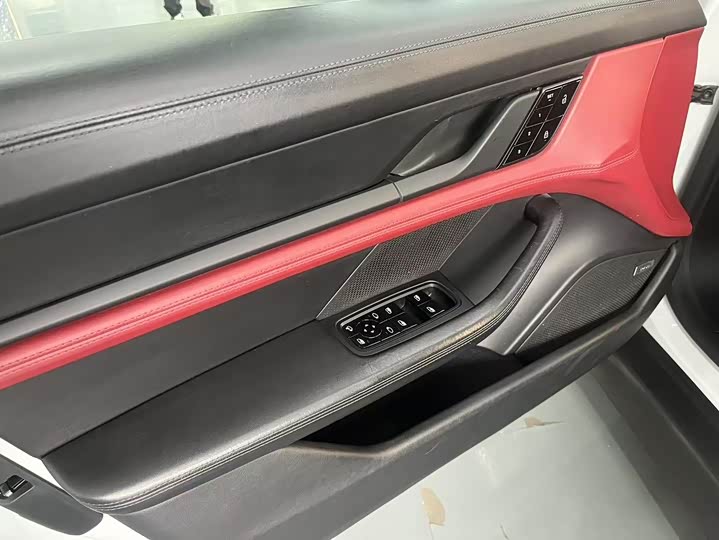 Фото 4 - Porsche Taycan