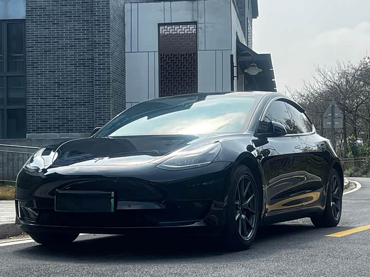 Фото 1 - Tesla Model 3