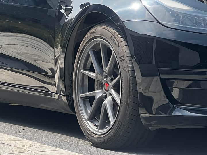 Фото 4 - Tesla Model 3