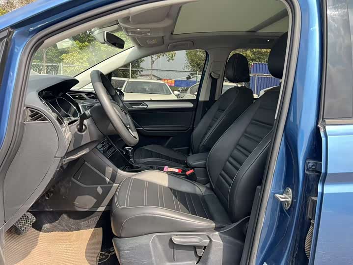 Photo 7 - Volkswagen Touran L