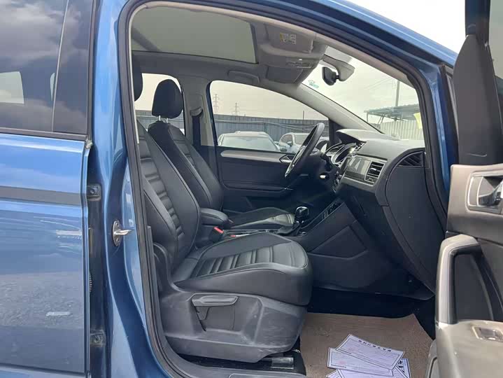 Photo 8 - Volkswagen Touran L