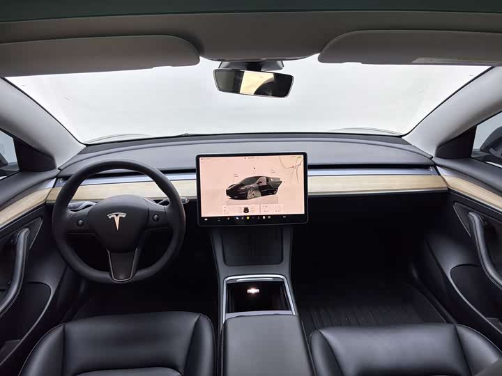 Фото 4 - Tesla Model 3