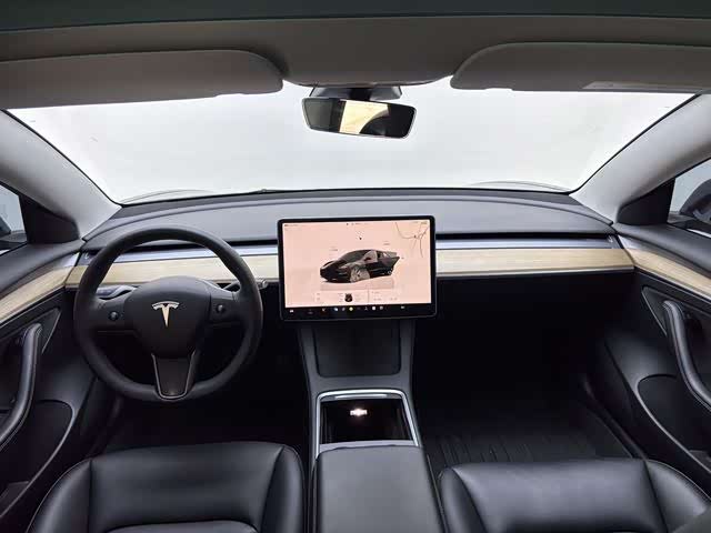 Фото 9 - Tesla Model 3