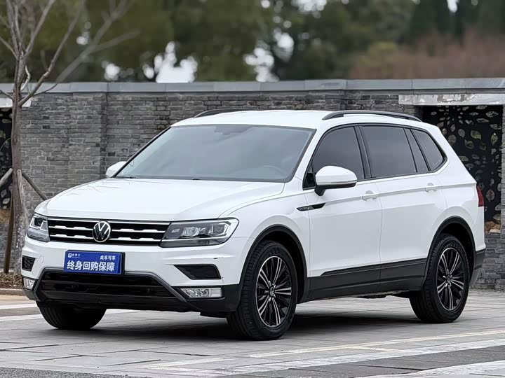 Фото 1 - Volkswagen Tiguan L Pro
