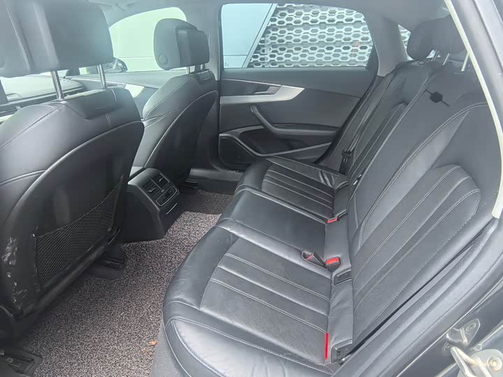 Фото 8 - Audi A4L