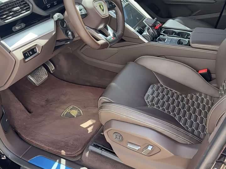 Фото 2 - Lamborghini Urus