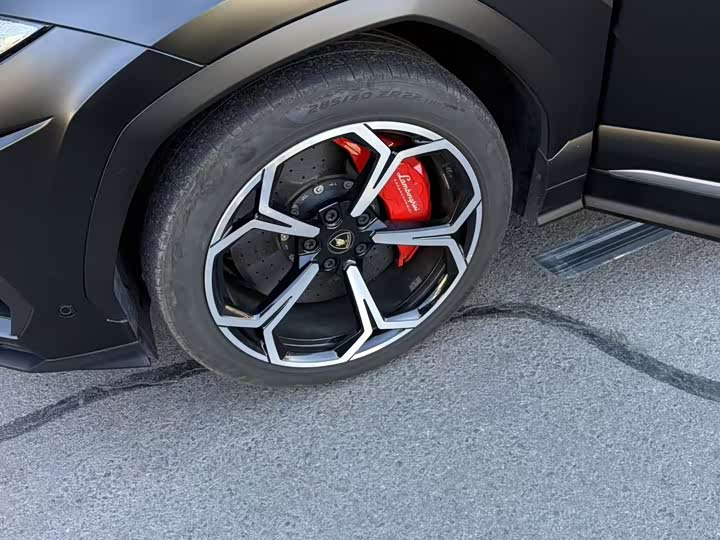 Фото 9 - Lamborghini Urus