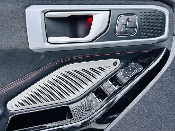 Фото 9 - Ford Explorer