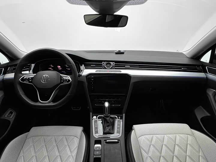 Photo 9 - Volkswagen Magotan