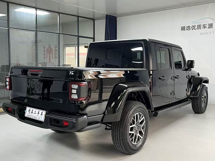 Photo 7 - Jeep Gladiator