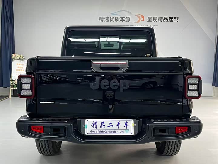 Photo 8 - Jeep Gladiator