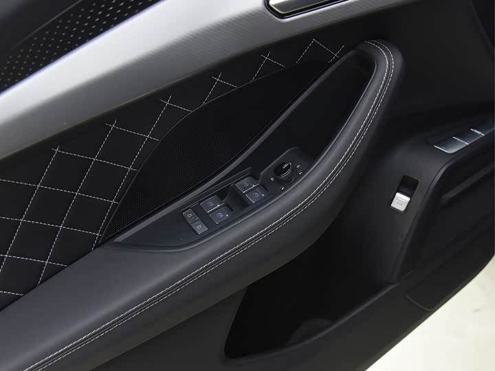 Фото 8 - Audi Q6