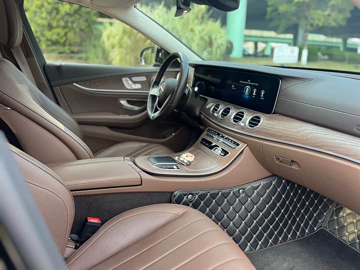 Фото 4 - Mercedes-Benz E-Class