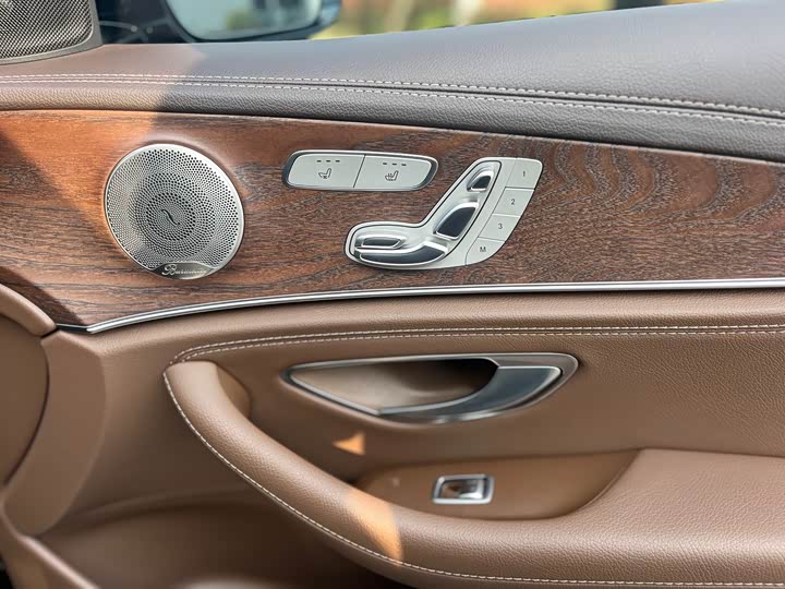 Фото 5 - Mercedes-Benz E-Class