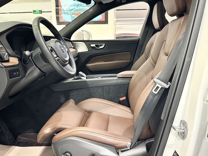 Photo 4 - Volvo XC60 Hybrid