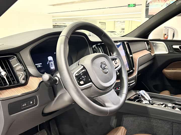 Photo 5 - Volvo XC60 Hybrid