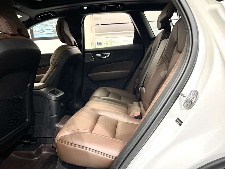 Photo 7 - Volvo XC60 Hybrid