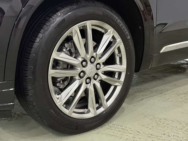 Фото 6 - Cadillac XT6