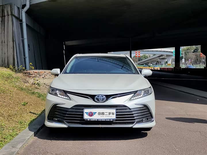 Фото 2 - Toyota Camry