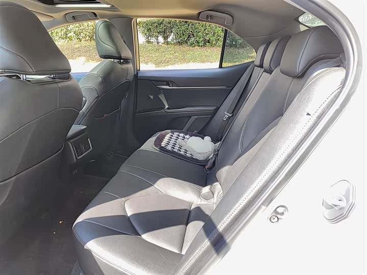 Фото 8 - Toyota Camry