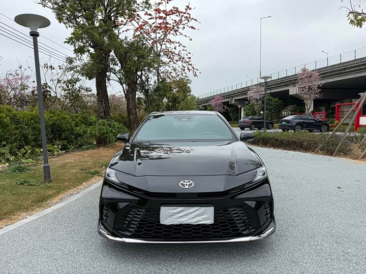 Фото 2 - Toyota Camry