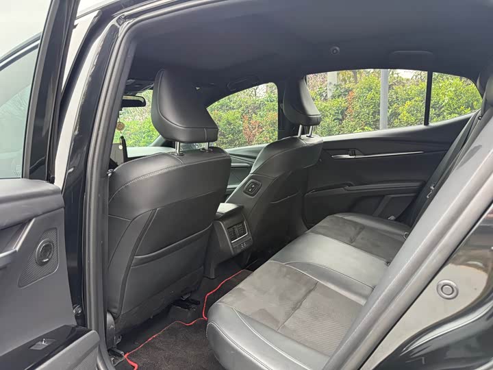 Фото 8 - Toyota Camry