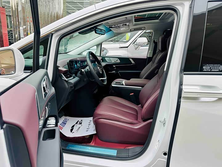 Photo 5 - Buick GL8 Century