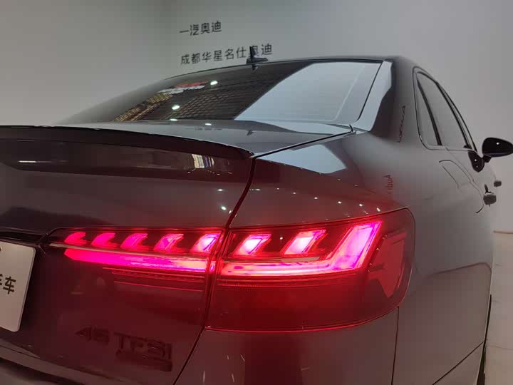 Фото 9 - Audi A4L