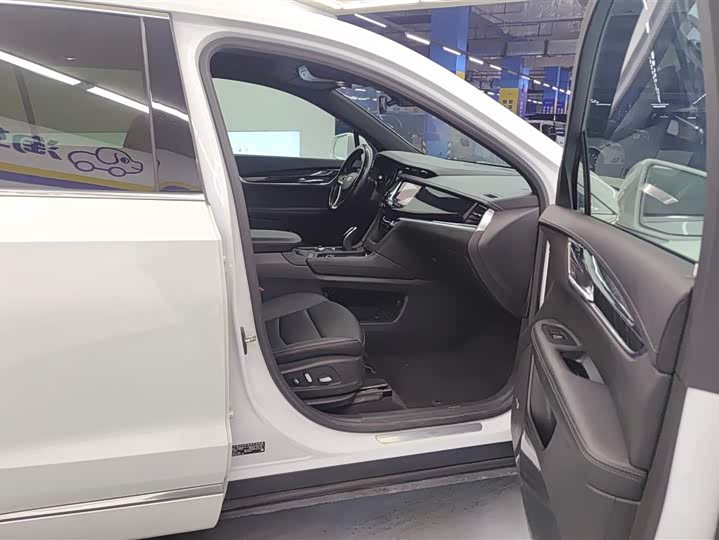 Фото 8 - Cadillac XT6