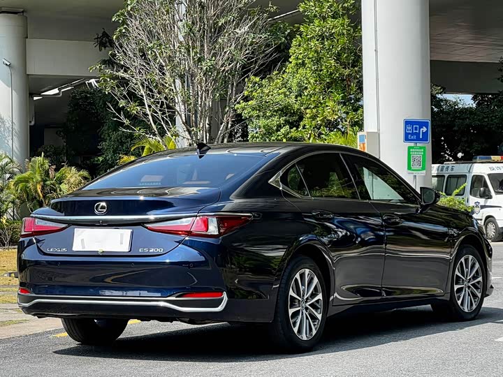 Фото 3 - Lexus ES