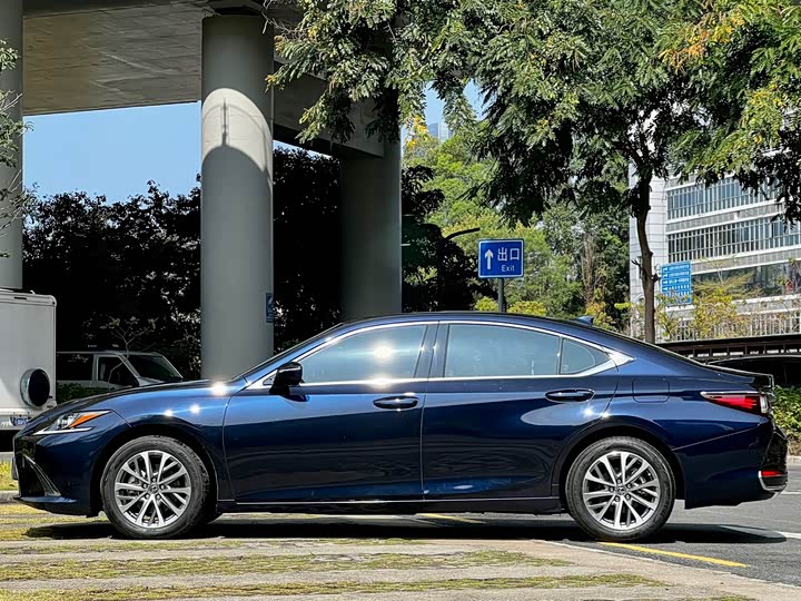 Фото 5 - Lexus ES