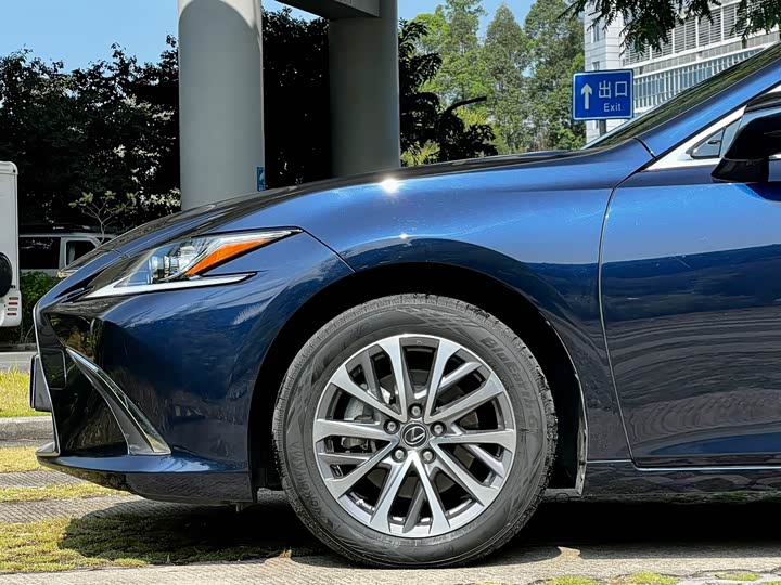 Фото 6 - Lexus ES
