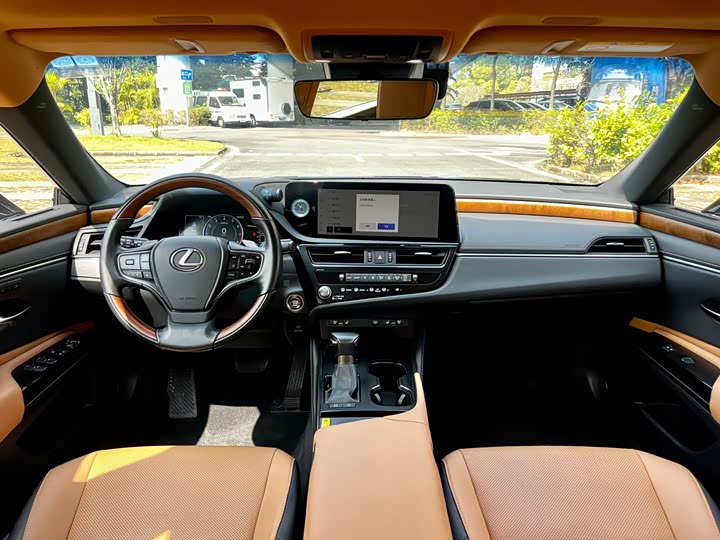 Фото 8 - Lexus ES