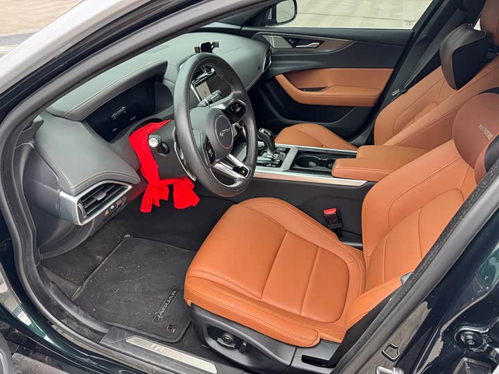 Photo 4 - Jaguar XE L