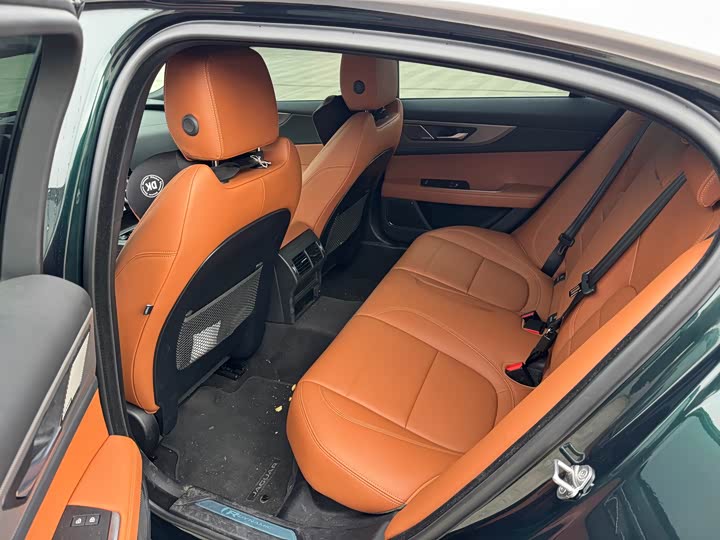 Photo 5 - Jaguar XE L