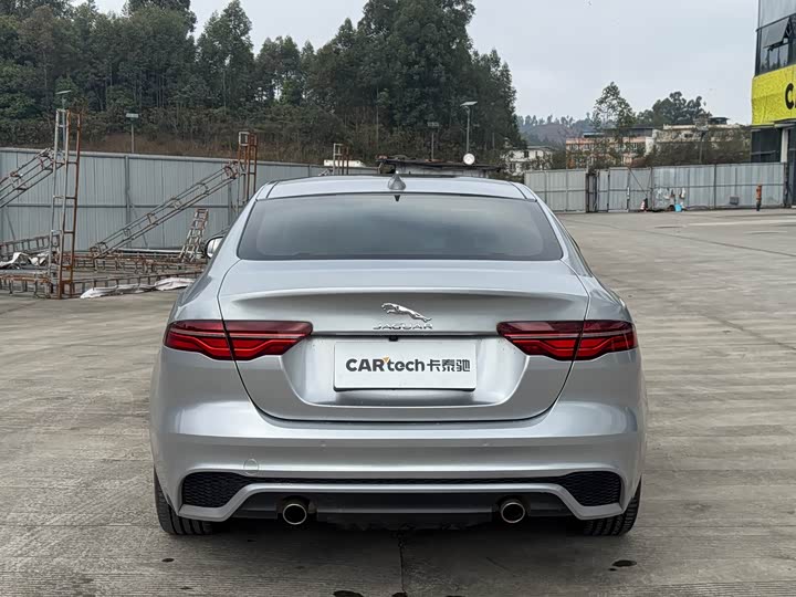 Photo 8 - Jaguar XE L