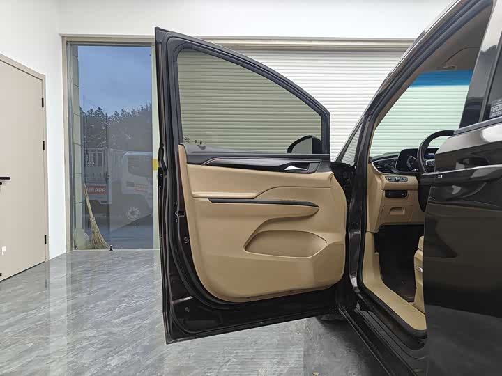 Photo 8 - Buick GL8 ES